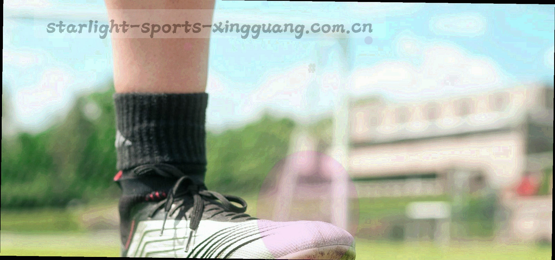 夜间球场灯光下的看台与草坪俯瞰视角